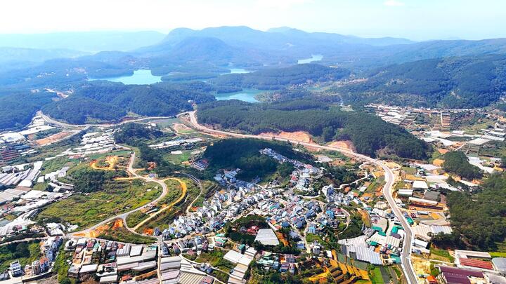 Cận cảnh đường vành đai 870 tỷ đồng, băng qua rừng thông xanh mát của Đà Lạt- Ảnh 1.