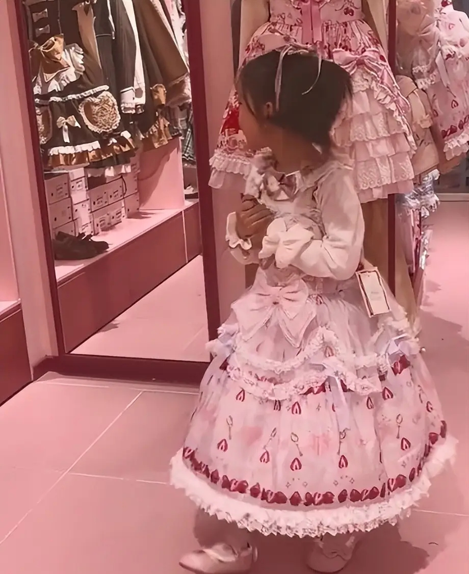 Bức ảnh bé gái trong cửa hàng quần áo "tố cáo" sự bất lực của nhiều cha mẹ!- Ảnh 2.
