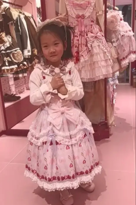 Bức ảnh bé gái trong cửa hàng quần áo "tố cáo" sự bất lực của nhiều cha mẹ!- Ảnh 1.