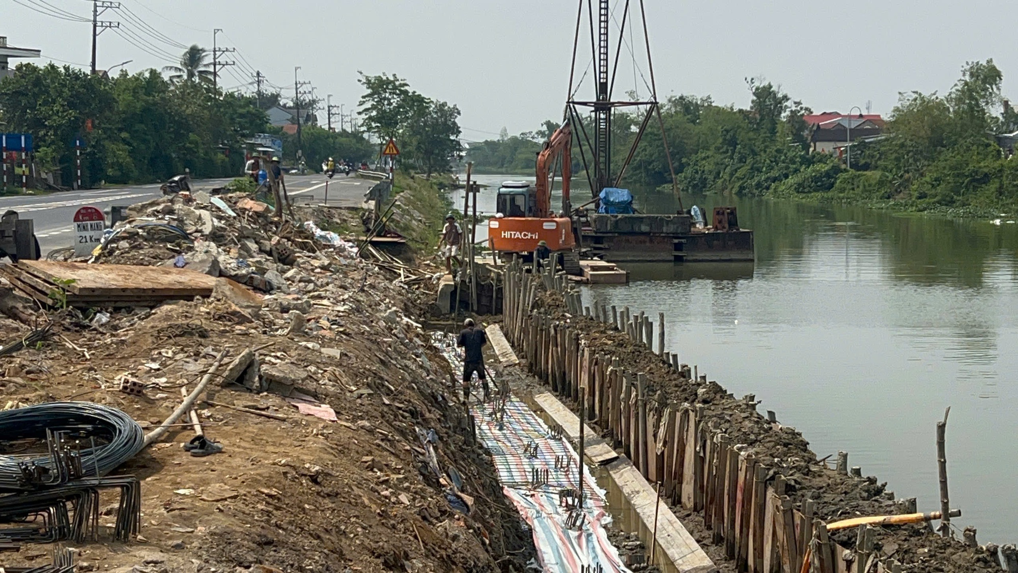 Cận cảnh thi công nút giao cầu Mỹ An sau khi hộ dân bàn giao mặt bằng - Ảnh 3. Cận cảnh thi công nút giao cầu Mỹ An sau khi hộ dân bàn giao mặt bằng - Ảnh 3.