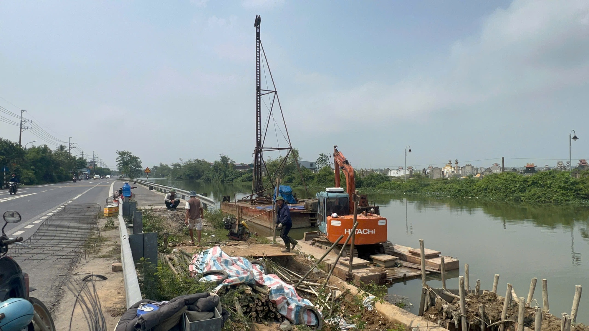 Cận cảnh thi công nút giao cầu Mỹ An sau khi hộ dân bàn giao mặt bằng - Ảnh 4. Cận cảnh thi công nút giao cầu Mỹ An sau khi hộ dân bàn giao mặt bằng - Ảnh 4.