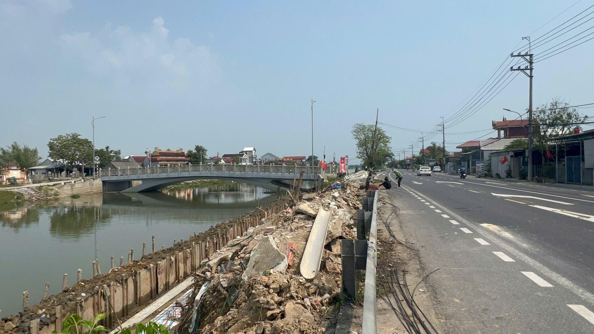 Cận cảnh thi công nút giao cầu Mỹ An sau khi hộ dân bàn giao mặt bằng - Ảnh 1. Cận cảnh thi công nút giao cầu Mỹ An sau khi hộ dân bàn giao mặt bằng - Ảnh 1.