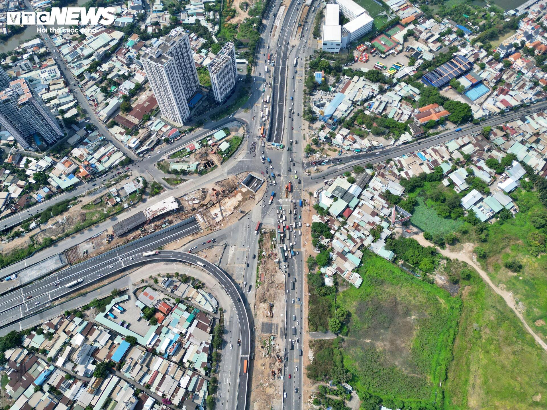 Cận cảnh dự án nút giao hiện đại bậc nhất TP.HCM sau nhiều lần chậm tiến độ- Ảnh 3.
