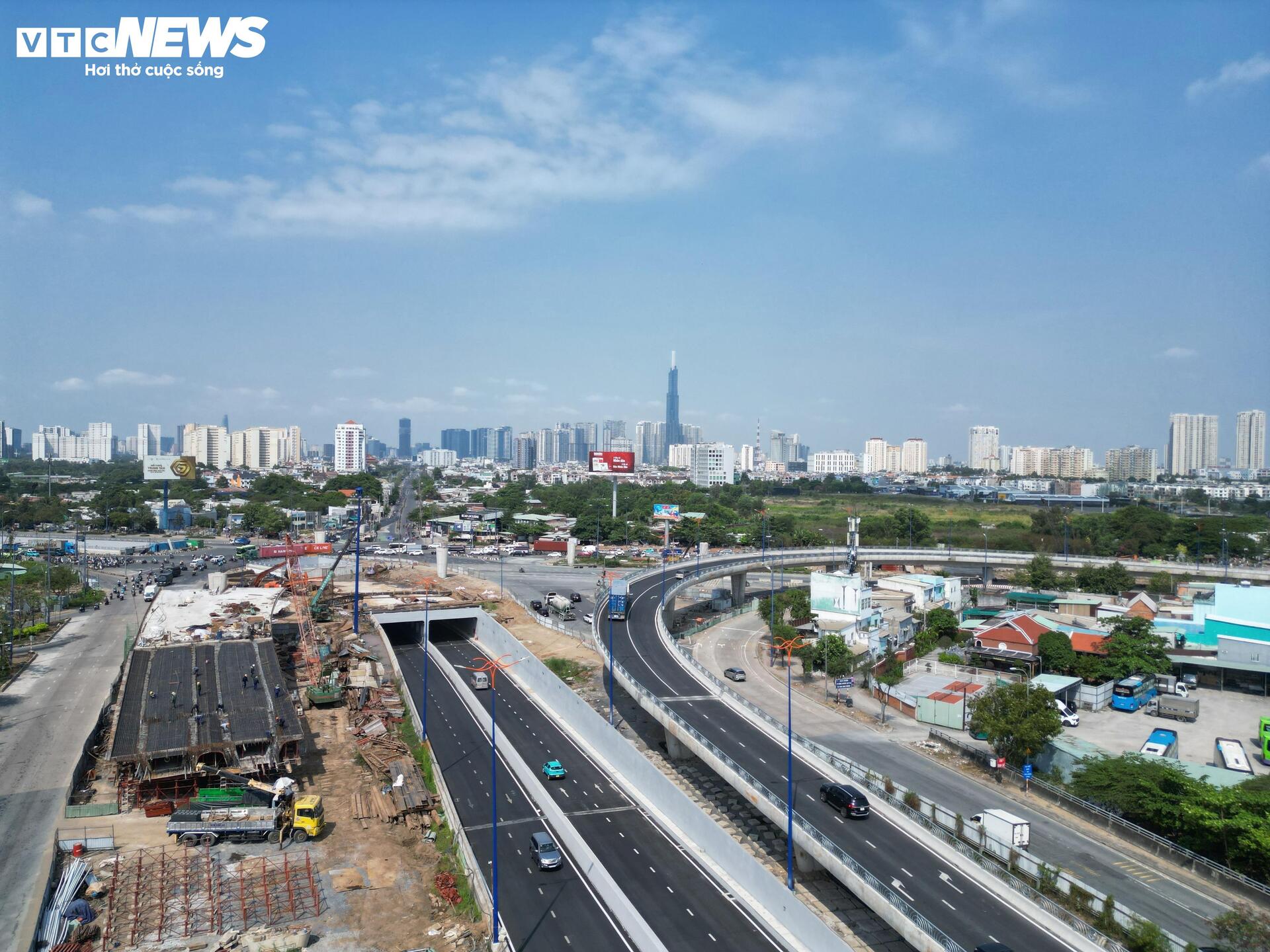 Cận cảnh dự án nút giao hiện đại bậc nhất TP.HCM sau nhiều lần chậm tiến độ- Ảnh 2.