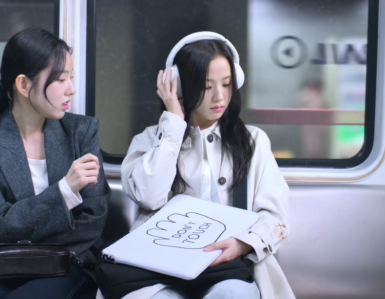 "Phú bà" Jisoo xách túi 270.000 VNĐ khiến cả làng choáng váng- Ảnh 2.