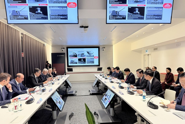 Gặp 'ông lớn' hàng không vũ trụ TOP 12 thế giới, Phó Thủ tướng đề nghị hỗ trợ đào tạo 50.000 kỹ sư bán dẫn tại Việt Nam- Ảnh 1.