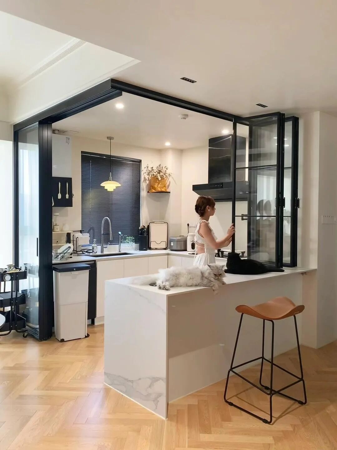 Chuyển về nhà mới 2 tháng, tôi mới hiểu: Có một kiểu mệt mỏi gọi là “nấu ăn tùy tiện trong bếp” và 6 thiết kế đẹp nhưng bất tiện này là nguyên nhân- Ảnh 2.