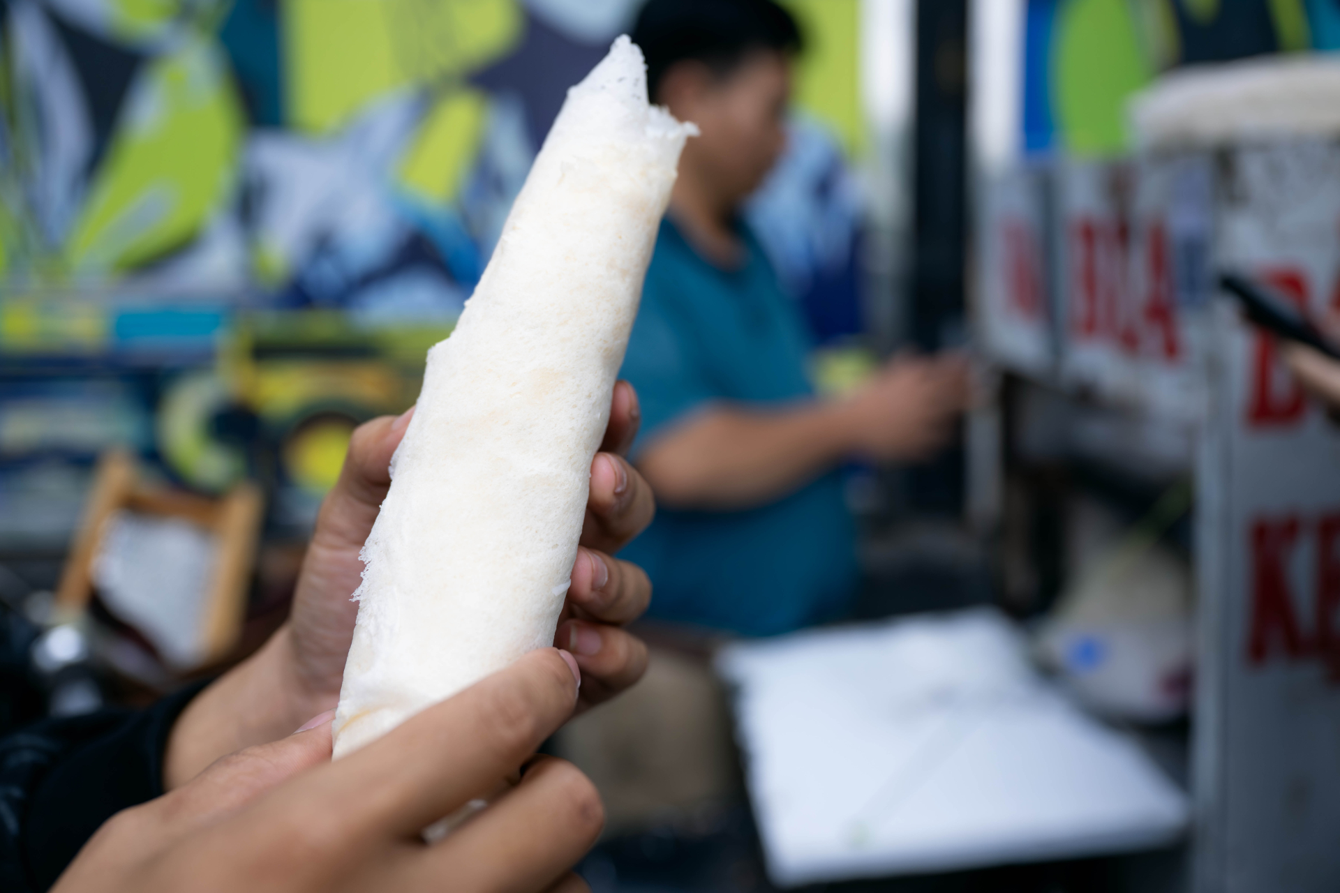 Clip: Đi tìm anh bán bò bía bí ẩn nhất Việt Nam, tiết lộ lý do mắt 