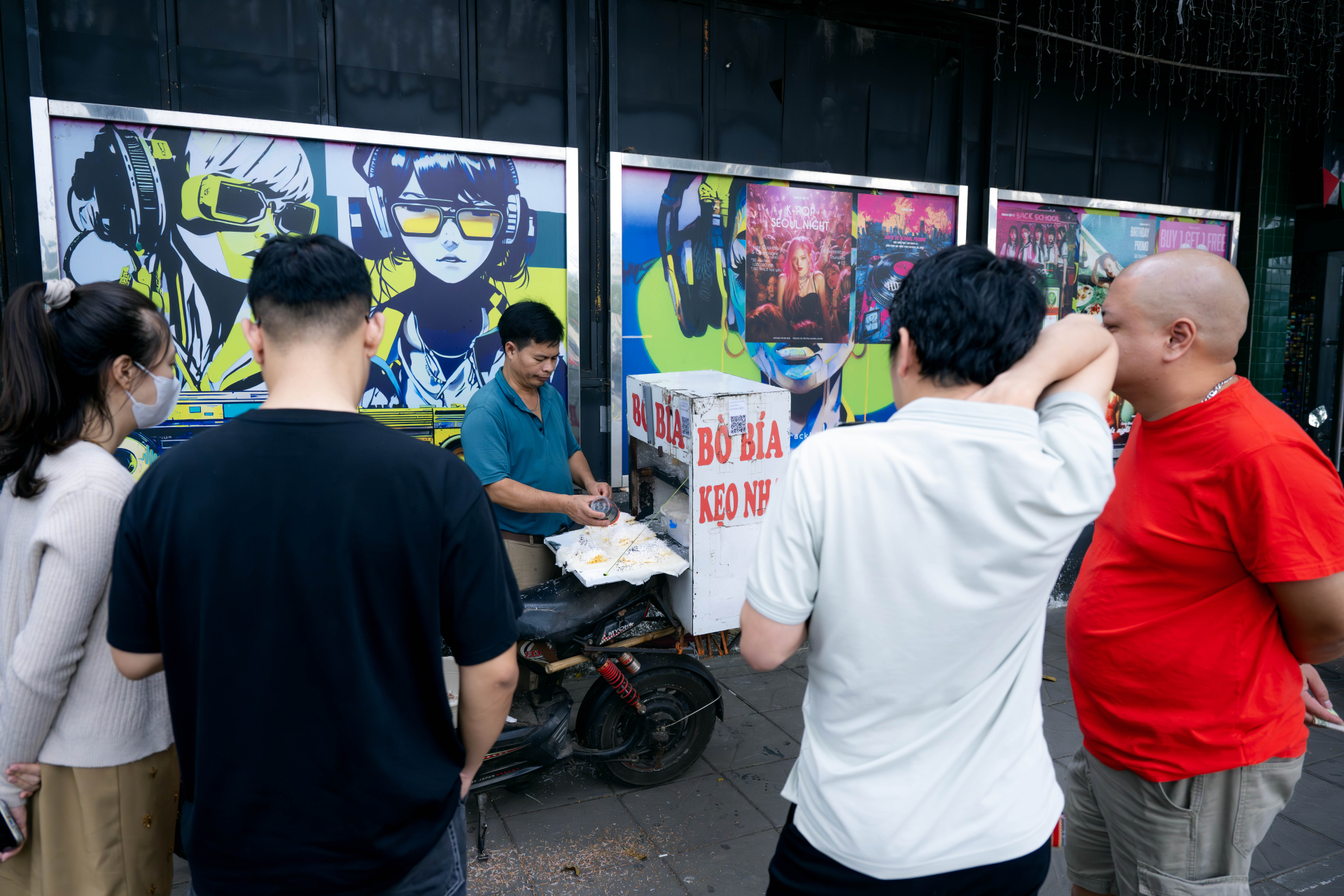 Clip: Đi tìm anh bán bò bía bí ẩn nhất Việt Nam, tiết lộ lý do mắt 