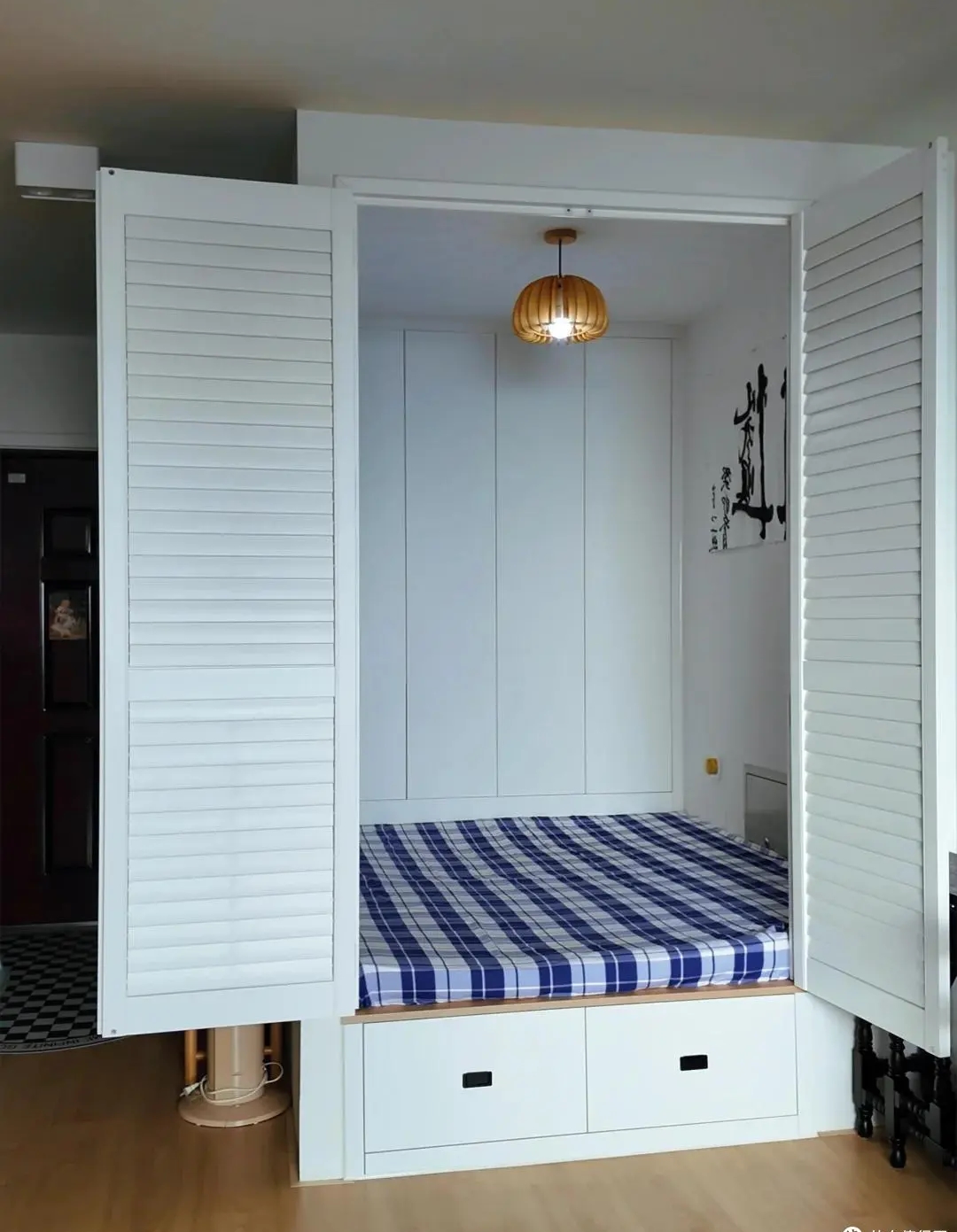 Căn nhà 33m2 của chàng trai sống một mình gây sốt: Phòng ngủ chỉ 3m2 nằm ngay trong phòng khách!- Ảnh 4.