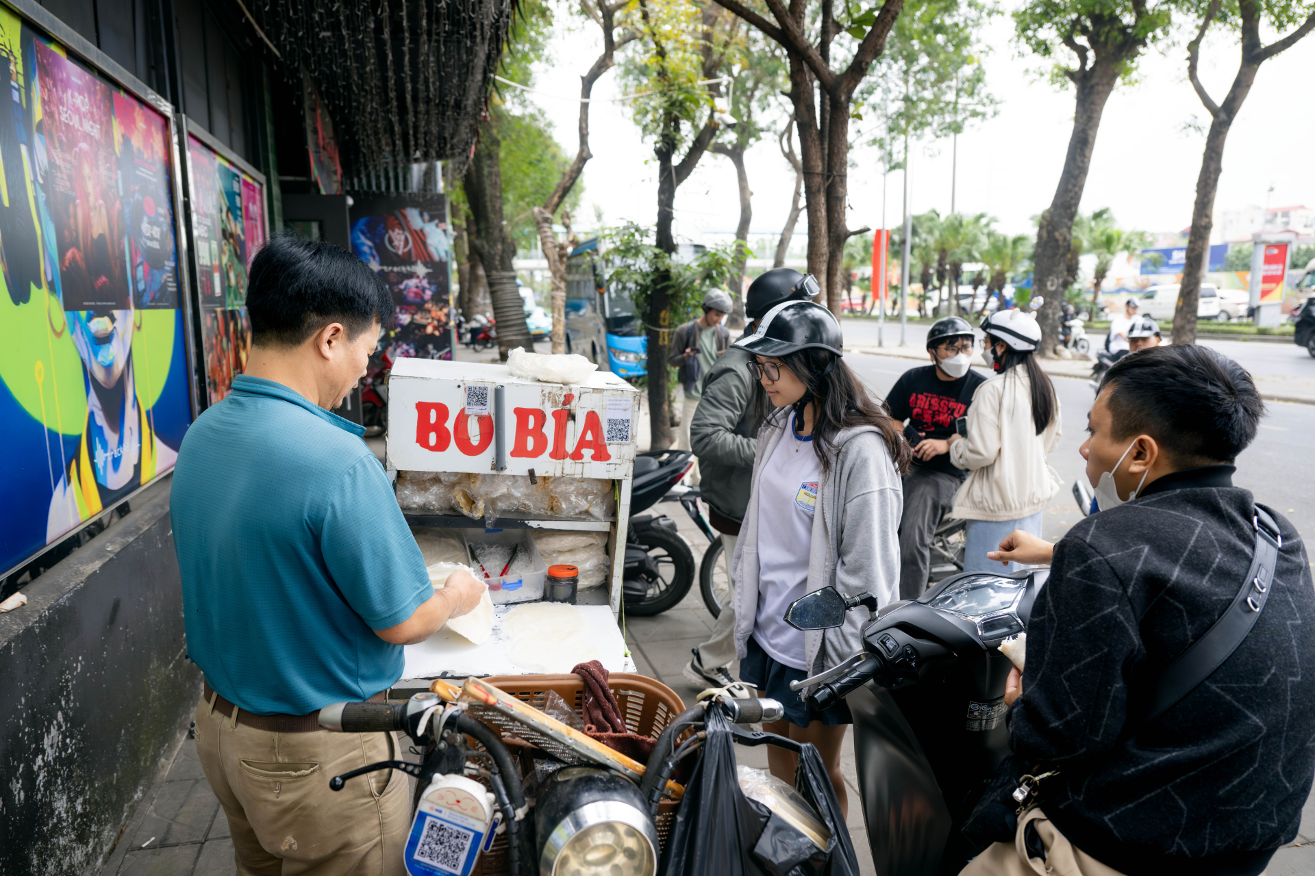 Clip: Đi tìm anh bán bò bía bí ẩn nhất Việt Nam, tiết lộ lý do mắt 