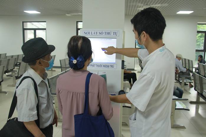 Lương cơ sở dự kiến tăng 8%, mức đóng BHYT sắp thay đổi - Ảnh 1.