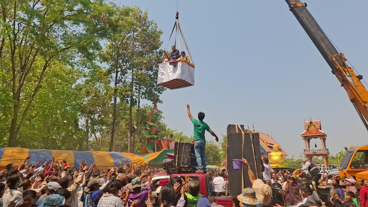 Hỗn loạn cảnh 2 ca sĩ dùng cần cẩu rải tiền cho 500 người sau khi trúng số độc đắc- Ảnh 2.