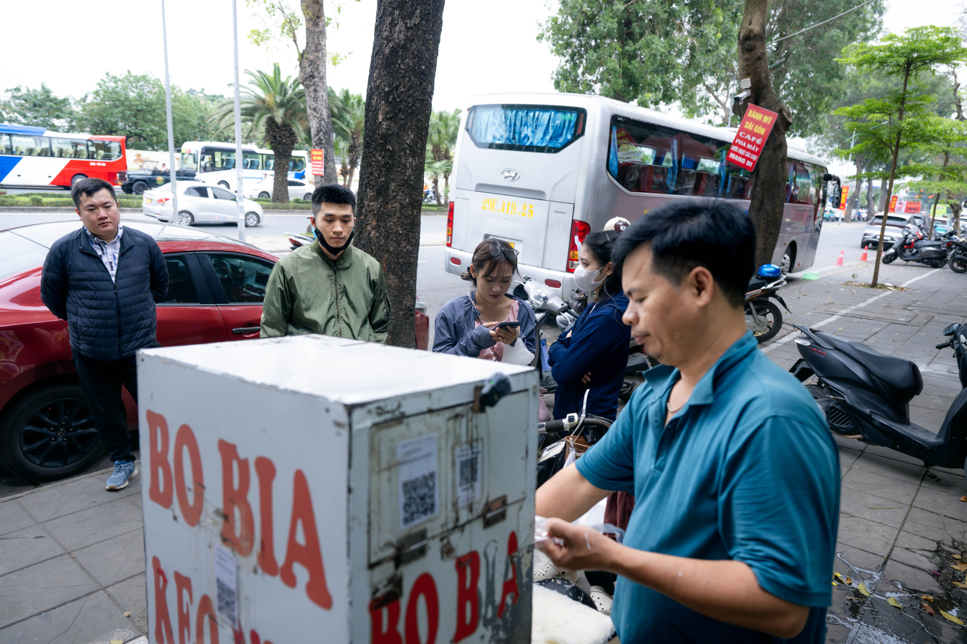 Clip: Đi tìm anh bán bò bía bí ẩn nhất Việt Nam, tiết lộ lý do mắt 