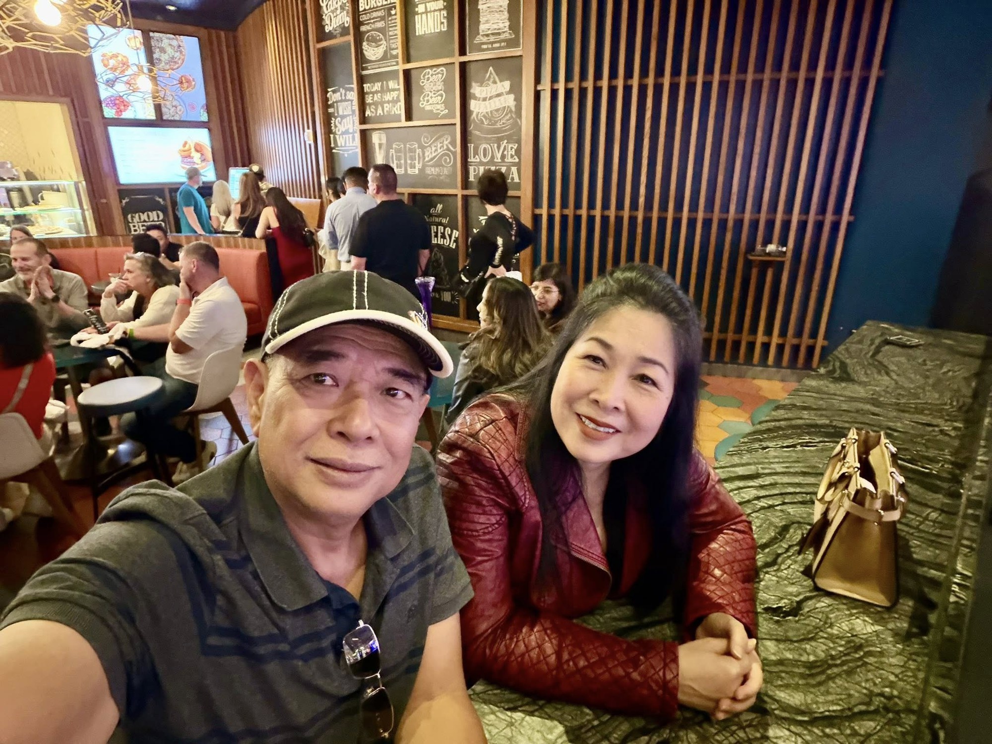 Nữ NSND 60 tuổi nổi tiếng Việt Nam đăng status nói yêu chồng "muốn được dựa dẫm" - Ảnh 1.