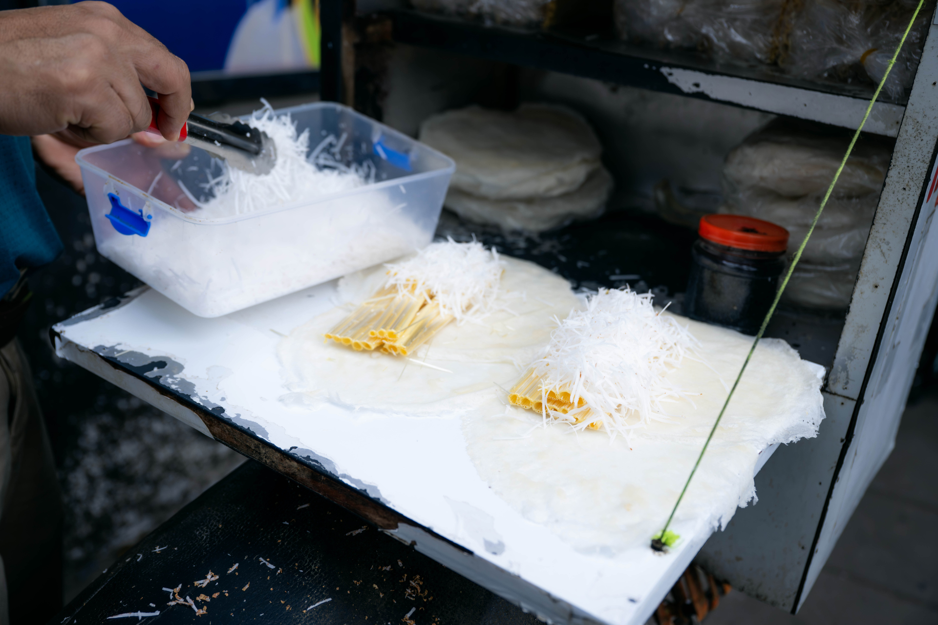 Clip: Đi tìm anh bán bò bía bí ẩn nhất Việt Nam, tiết lộ lý do mắt 