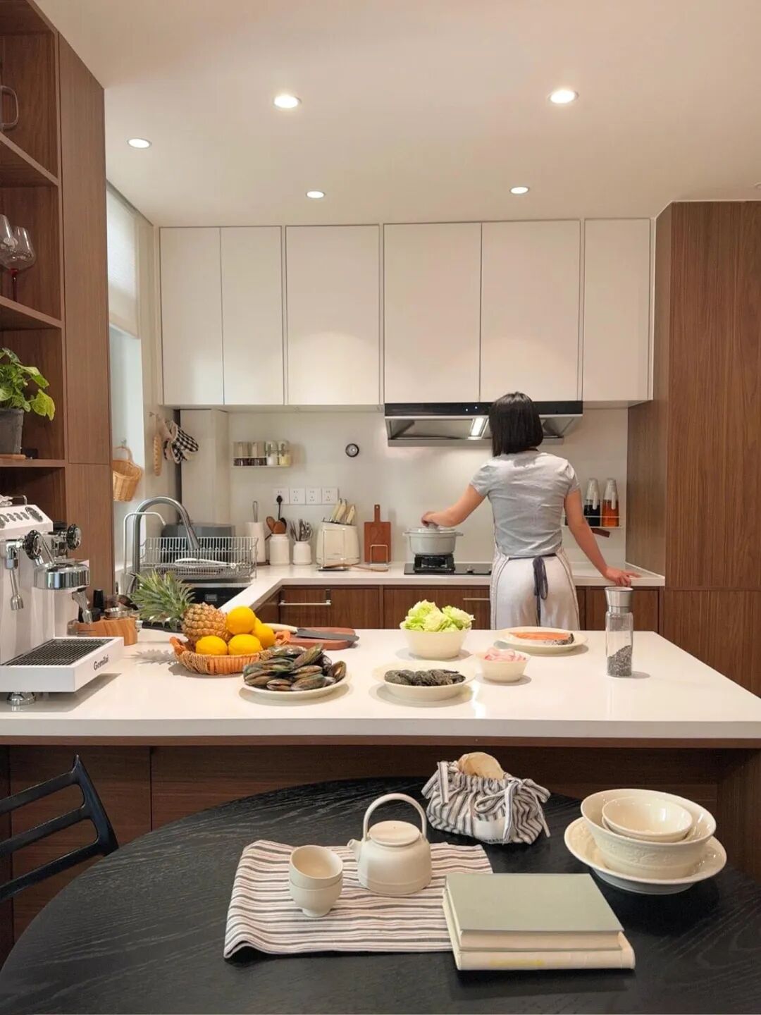 Chuyển về nhà mới 2 tháng, tôi mới hiểu: Có một kiểu mệt mỏi gọi là “nấu ăn tùy tiện trong bếp” và 6 thiết kế đẹp nhưng bất tiện này là nguyên nhân- Ảnh 1.