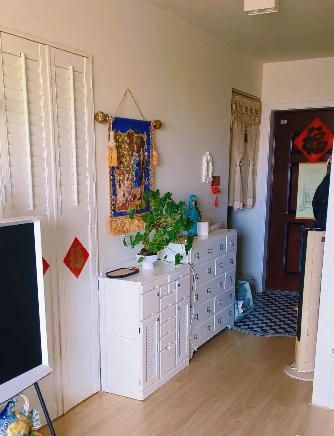 Căn nhà 33m2 của chàng trai sống một mình gây sốt: Phòng ngủ chỉ 3m2 nằm ngay trong phòng khách!- Ảnh 7.