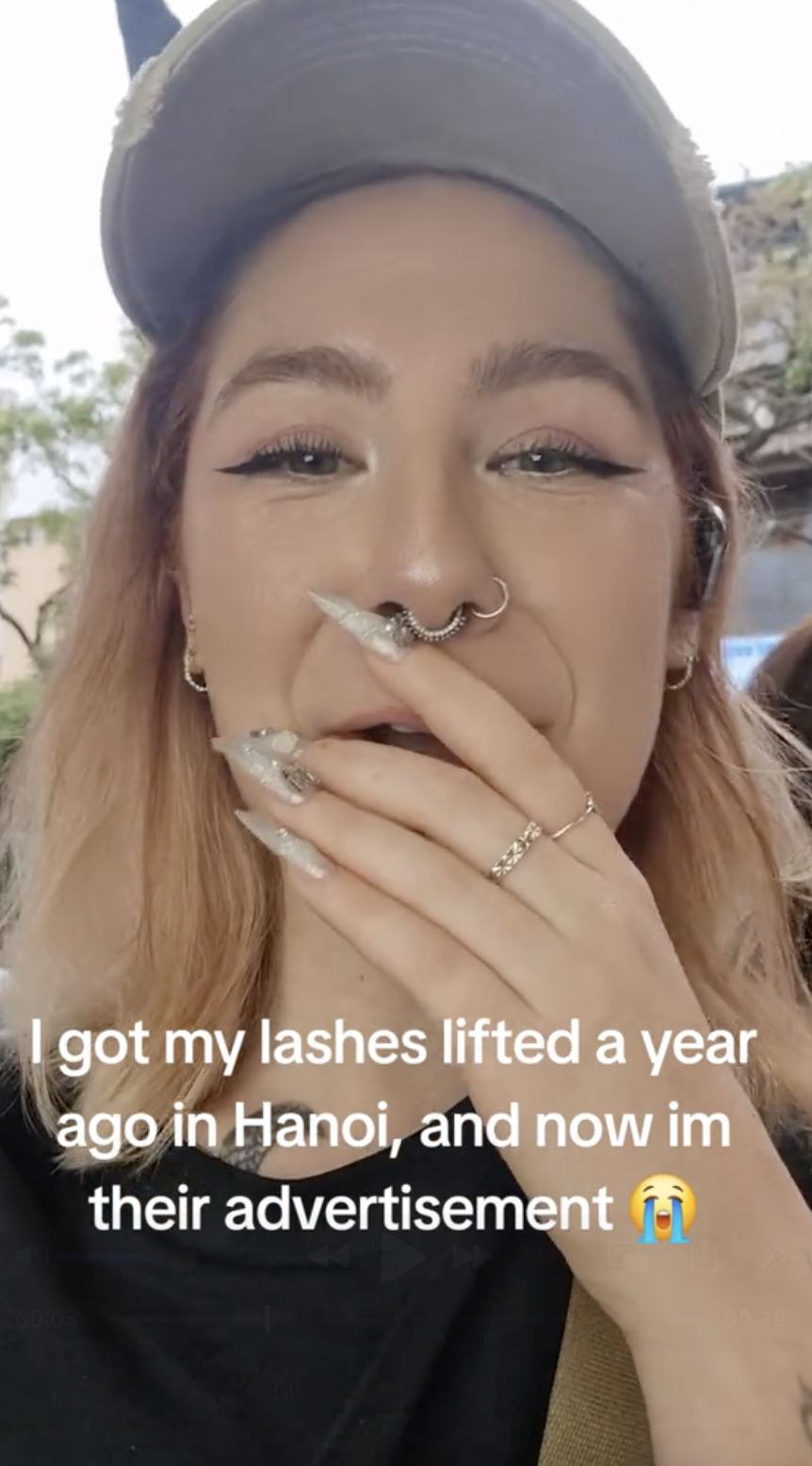 Khách Tây đi nối mi ở Hà Nội chụp ảnh feedback dịch vụ, 1 năm sau quay lại phát hiện "thân phận mới" của mình- Ảnh 1.