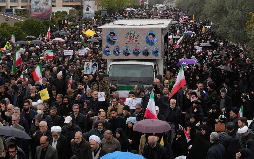 Người dân Iran đưa tiễn Bộ trưởng Tình báo Esmail Khatib - người mới thiệt mạng trong cuộc không kích của Mỹ - Israel, tại Tehran, ngày 20/3/2026. (Ảnh AP/Vahid Salemi)