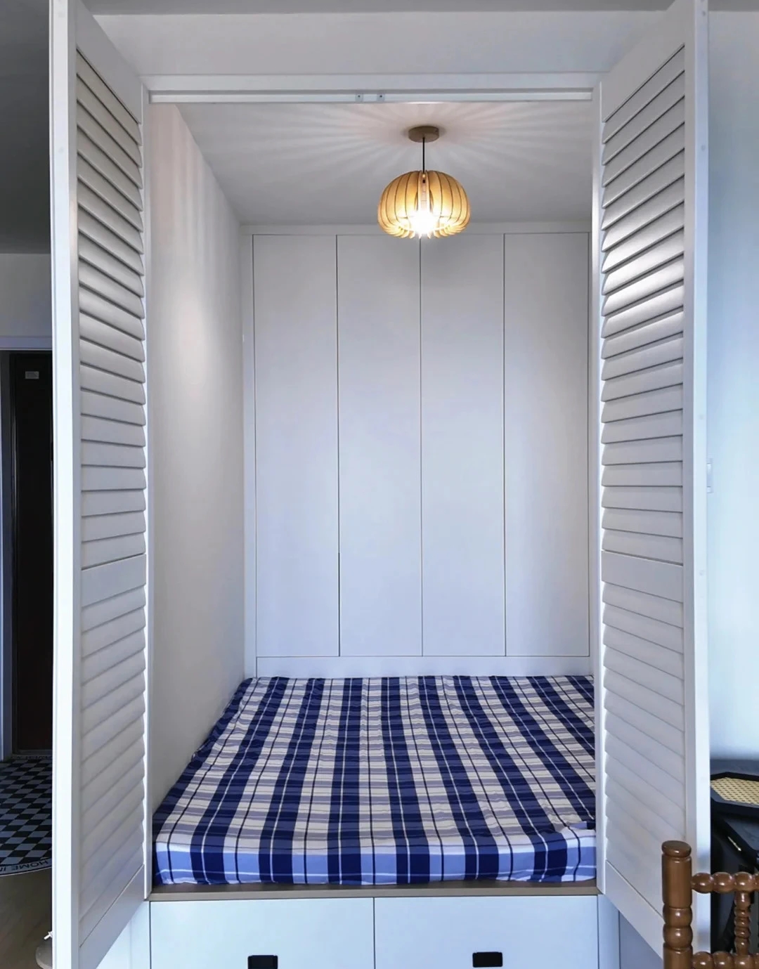 Căn nhà 33m2 của chàng trai sống một mình gây sốt: Phòng ngủ chỉ 3m2 nằm ngay trong phòng khách!- Ảnh 3.