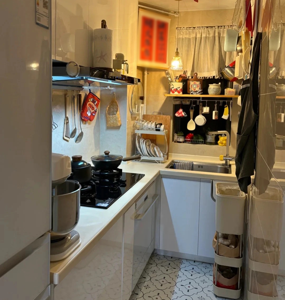 Căn nhà 33m2 của chàng trai sống một mình gây sốt: Phòng ngủ chỉ 3m2 nằm ngay trong phòng khách!- Ảnh 10.