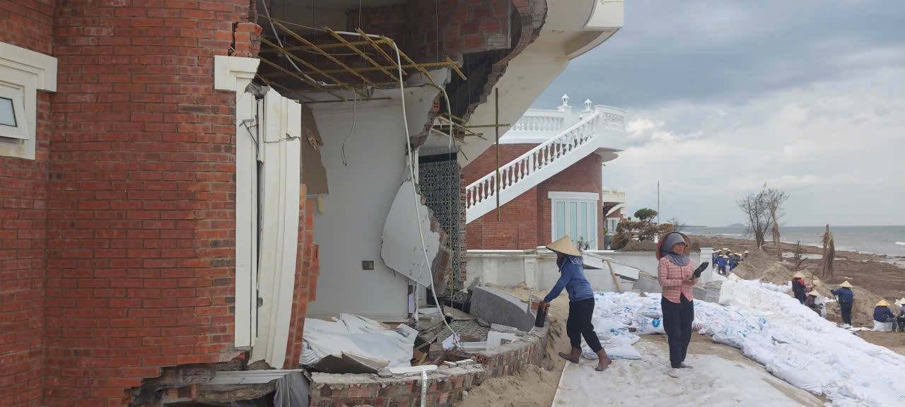 Khắc phục biệt thự đổ nát ở Hà Tĩnh trước ngày 30 - 4 - 2026 - Ảnh 1.