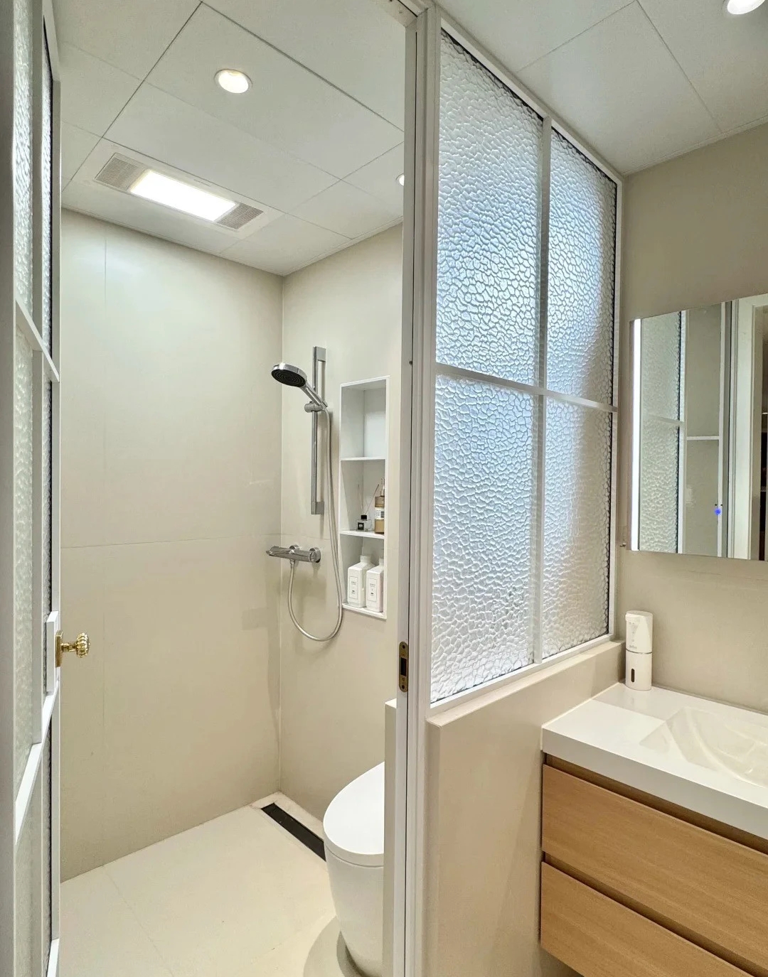 Căn nhà 33m2 của chàng trai sống một mình gây sốt: Phòng ngủ chỉ 3m2 nằm ngay trong phòng khách!- Ảnh 12.