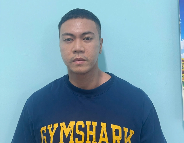 Thi hành lệnh bắt tạm giam khách hàng Trương Nguyên Huy 31 tuổi - Ảnh 1.