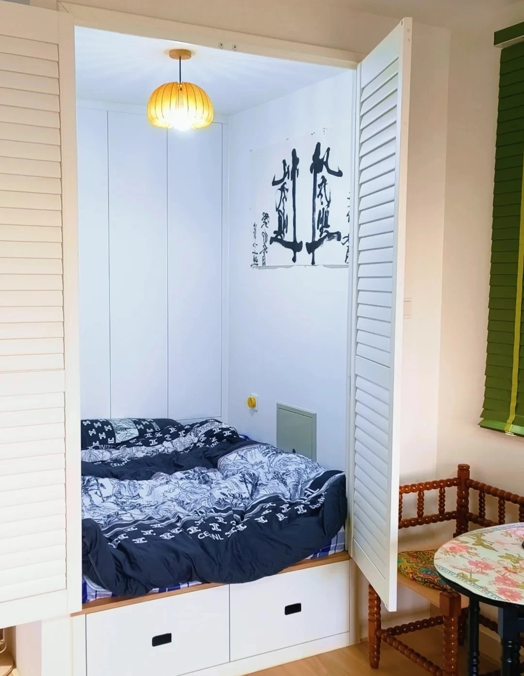 Căn nhà 33m2 của chàng trai sống một mình gây sốt: Phòng ngủ chỉ 3m2 nằm ngay trong phòng khách!- Ảnh 5.