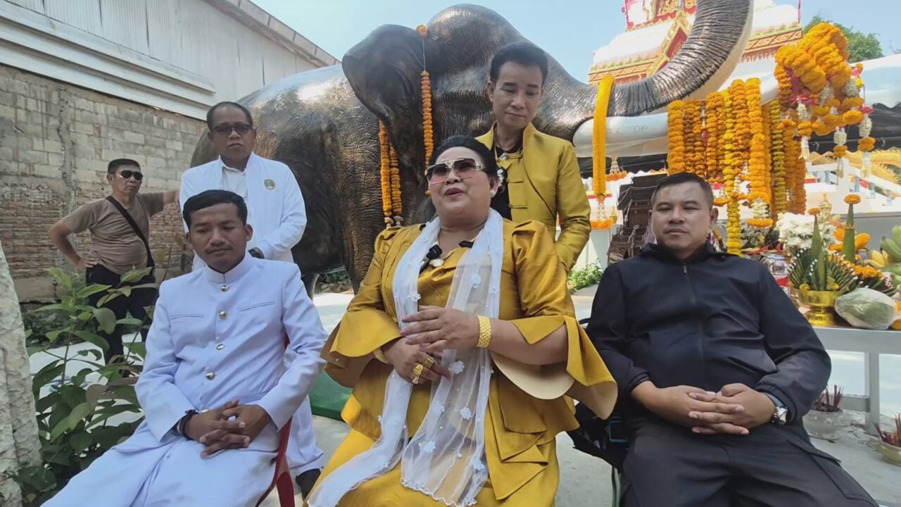 Hỗn loạn cảnh 2 ca sĩ dùng cần cẩu rải tiền cho 500 người sau khi trúng số độc đắc- Ảnh 1.