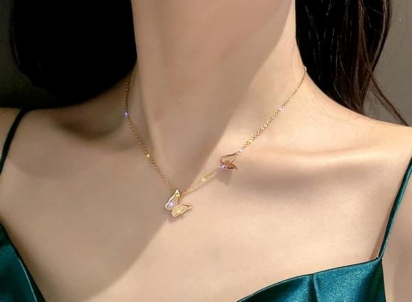 Khi phụ nữ đeo vòng cổ, vàng hay bạc tốt hơn?- Ảnh 1.