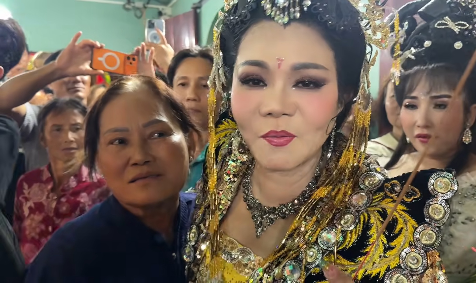 Nữ NSƯT từ Mỹ về: Khán giả vây chật cứng, trợ lý phải kêu gọi- Ảnh 1.