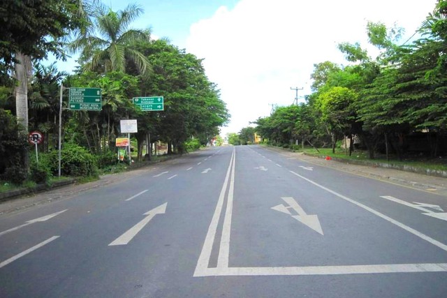 Khách Việt bất ngờ khi tới Bali: Không được ra ngoài, không đèn đường, không mua sắm - Đang có điều gì?- Ảnh 1.