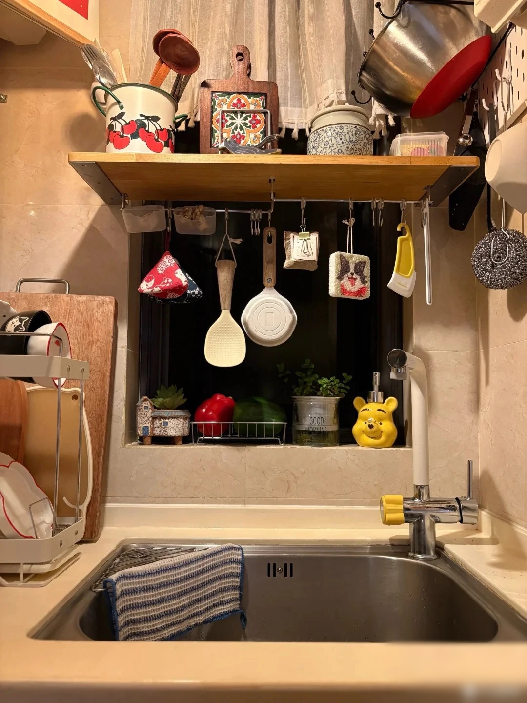 Căn nhà 33m2 của chàng trai sống một mình gây sốt: Phòng ngủ chỉ 3m2 nằm ngay trong phòng khách!- Ảnh 11.