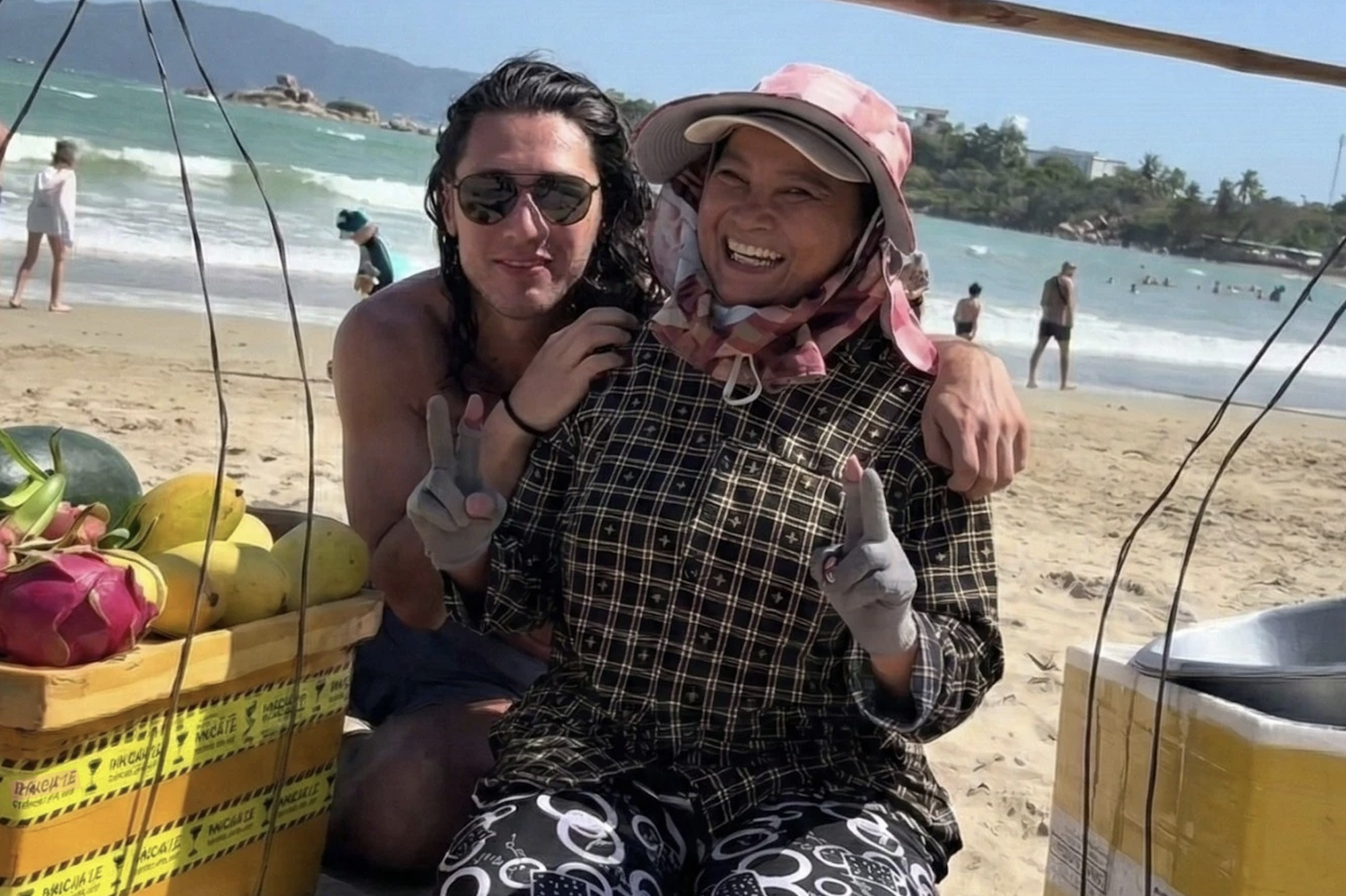 Chân dung bà bán trái cây và chàng tiên cá khiến khách Tây xếp hàng dài chờ gặp- Ảnh 2.