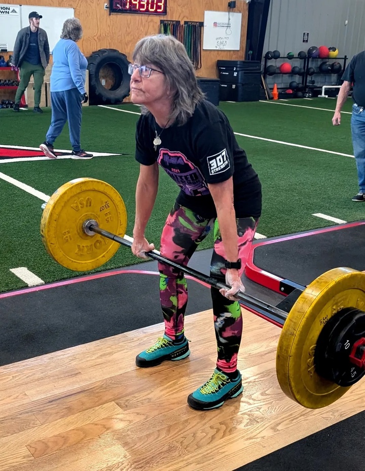 Cụ bà U70 vẫn chinh phục đỉnh cao cử tạ sau tai nạn gãy xương- Ảnh 1.