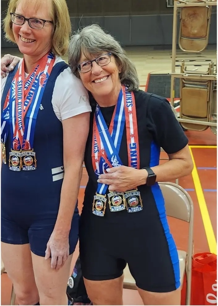 Cụ bà U70 vẫn chinh phục đỉnh cao cử tạ sau tai nạn gãy xương- Ảnh 3.