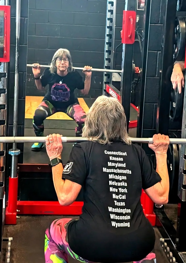 Cụ bà U70 vẫn chinh phục đỉnh cao cử tạ sau tai nạn gãy xương- Ảnh 2.