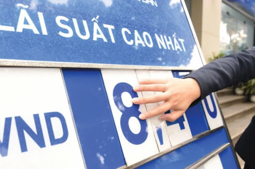 Lãi suất tiết kiệm thực tế vượt xa mức công bố: Có ngân hàng niêm yết 3,5% nhưng nhân viên chào khách hơn 7% - Ảnh 1.