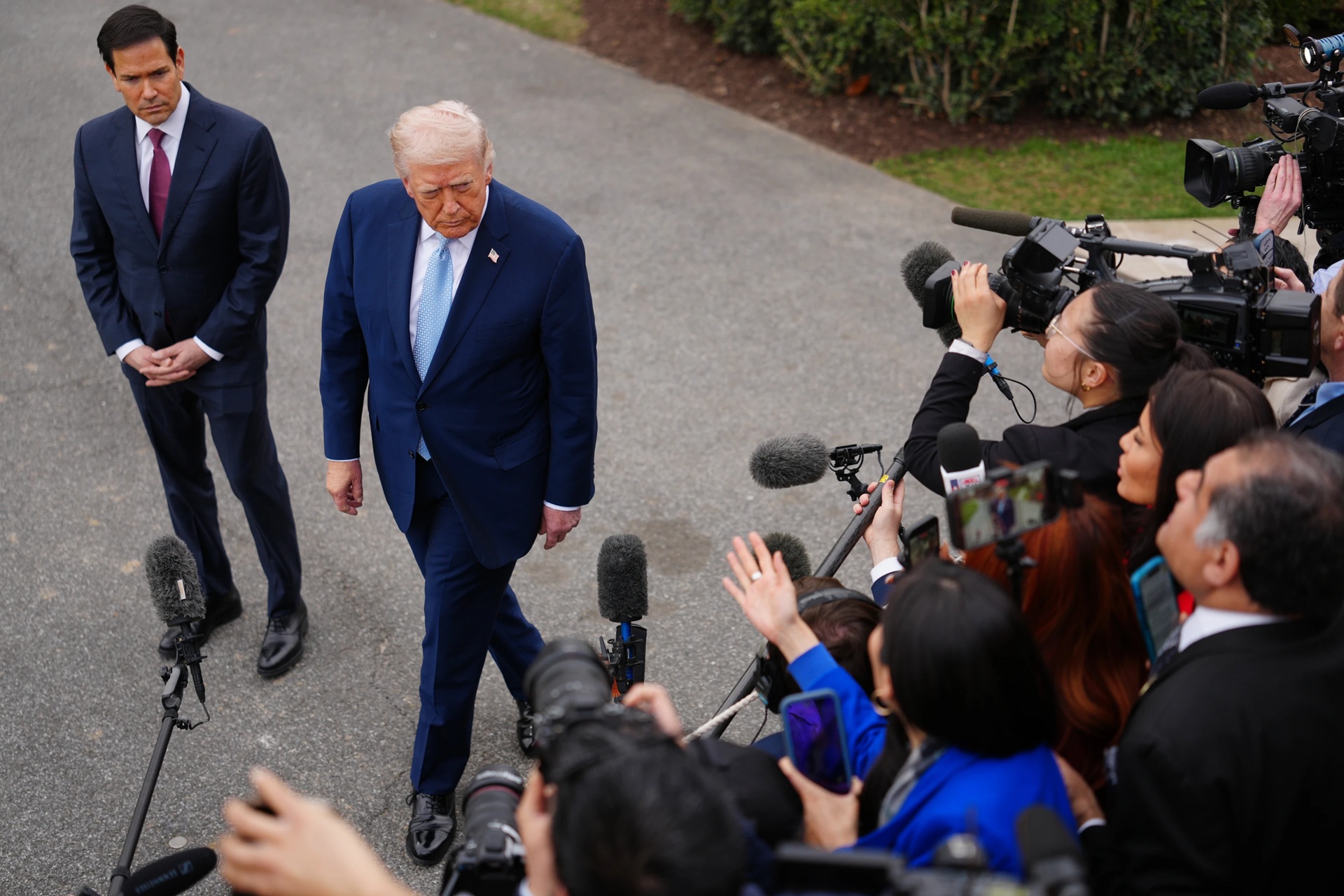 Tổng thống Mỹ cân nhắc "xuống thang" chiến dịch Trung Đông, Iran đe dọa "gây bất ngờ" - Ảnh 1.