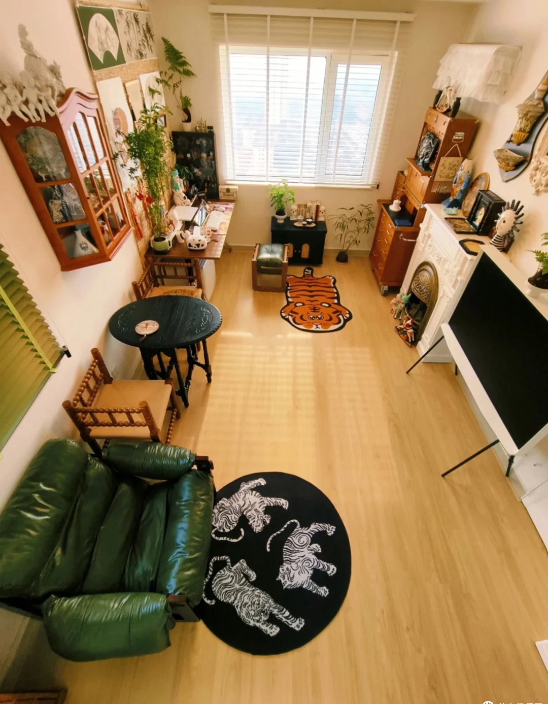 Căn nhà 33m2 của chàng trai sống một mình gây sốt: Phòng ngủ chỉ 3m2 nằm ngay trong phòng khách!- Ảnh 6.