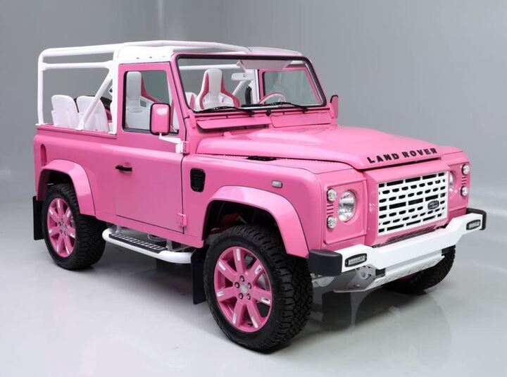 Defender 90 màu hồng 'độc lạ' lên sàn, giá bán gây tò mò- Ảnh 1.