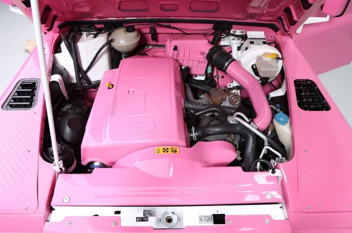 Defender 90 màu hồng 'độc lạ' lên sàn, giá bán gây tò mò- Ảnh 2.