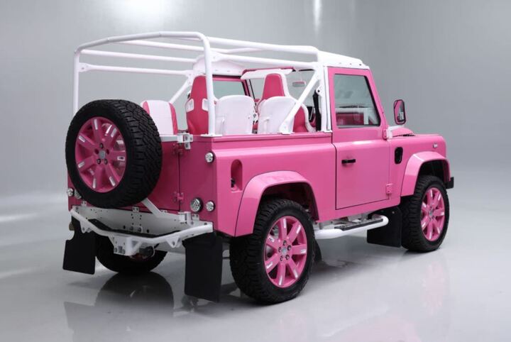 Defender 90 màu hồng 'độc lạ' lên sàn, giá bán gây tò mò- Ảnh 3.