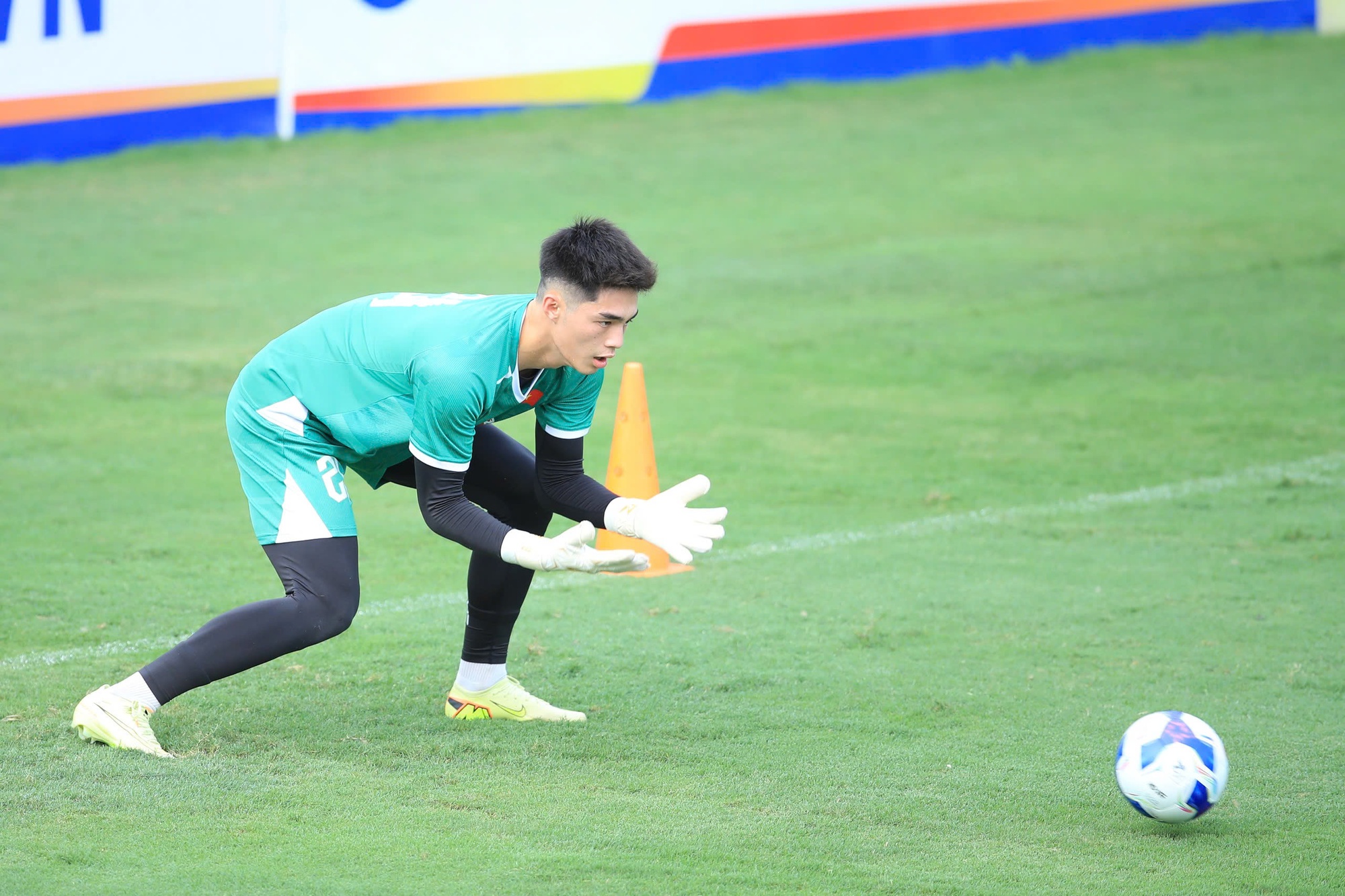 Trung Kiên đọ visual với Văn Lâm: Đúng chuẩn tuyển Việt Nam, cứ thủ môn là đẹp trai- Ảnh 7.