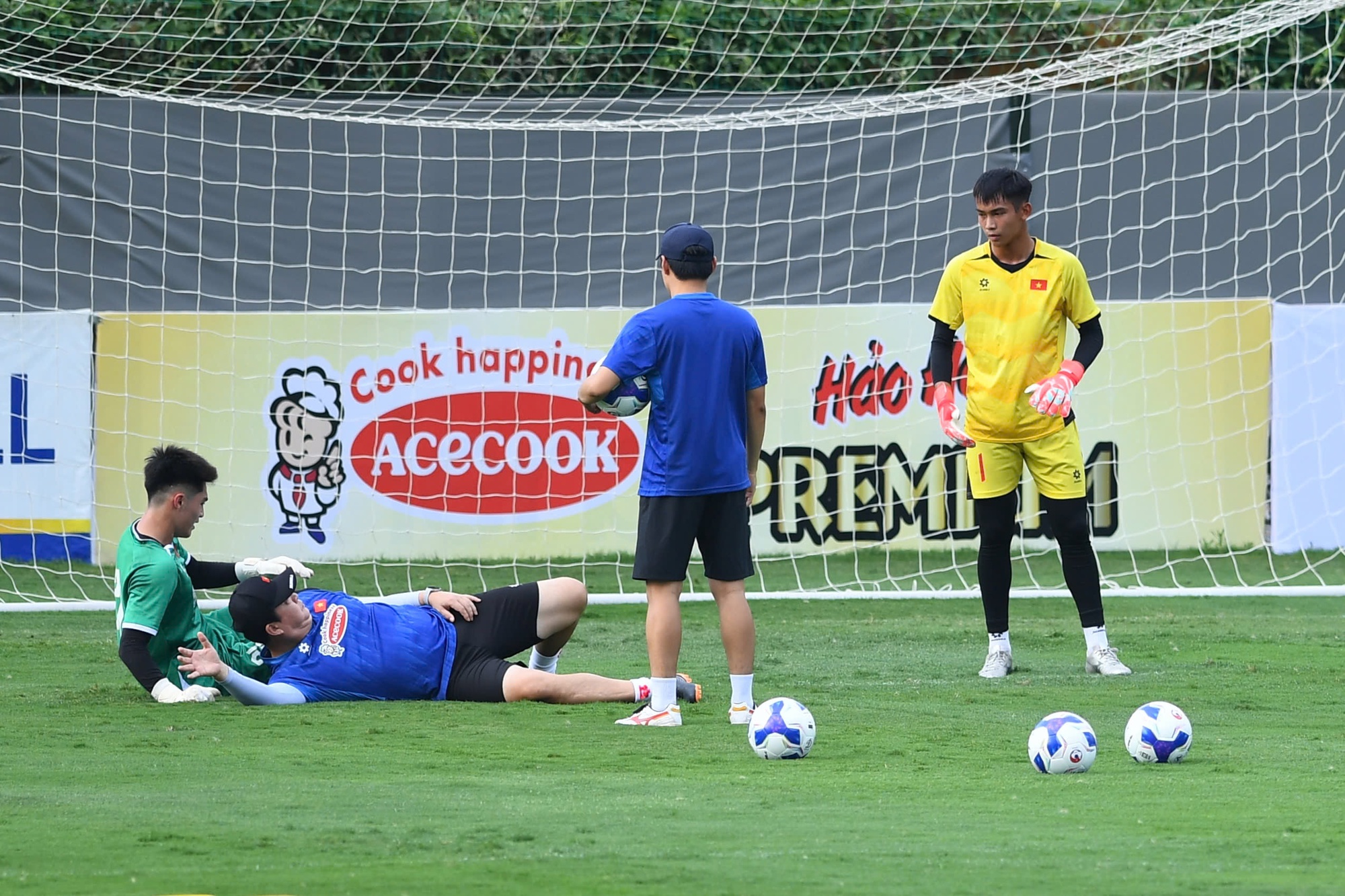 Trung Kiên đọ visual với Văn Lâm: Đúng chuẩn tuyển Việt Nam, cứ thủ môn là đẹp trai- Ảnh 5.