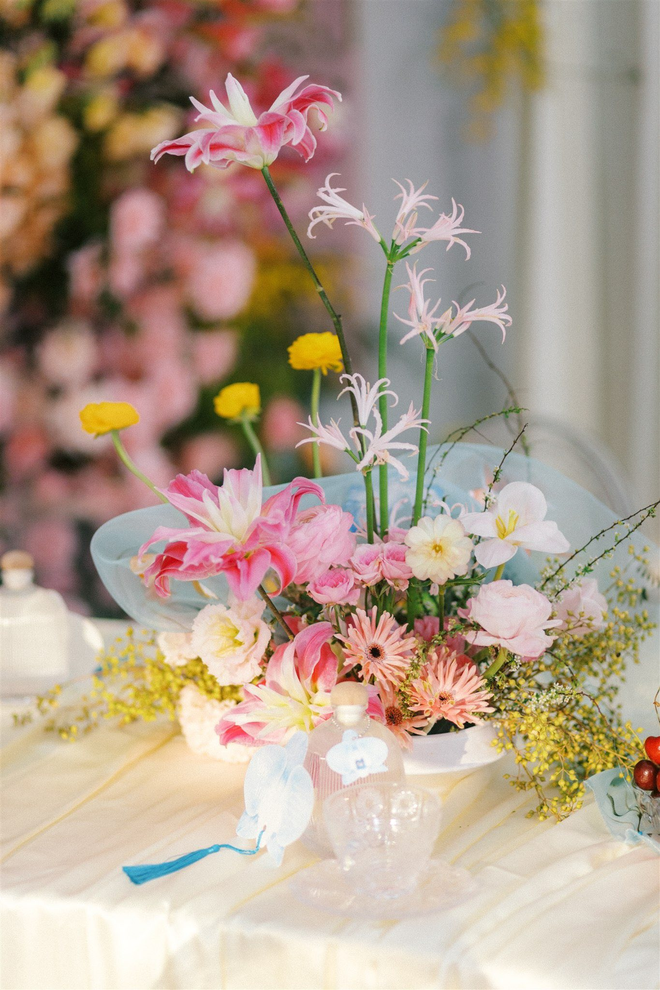 Đám cưới của cặp đôi Sóc Trăng đẹp khá tinh tế với tông pastel giữa dinh thự xa hoa, từng chi tiết đều được vẽ bằng tay- Ảnh 6.