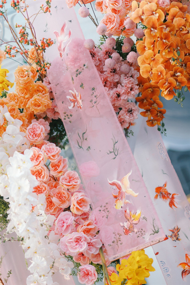 Đám cưới của cặp đôi Sóc Trăng đẹp khá tinh tế với tông pastel giữa dinh thự xa hoa, từng chi tiết đều được vẽ bằng tay- Ảnh 5.