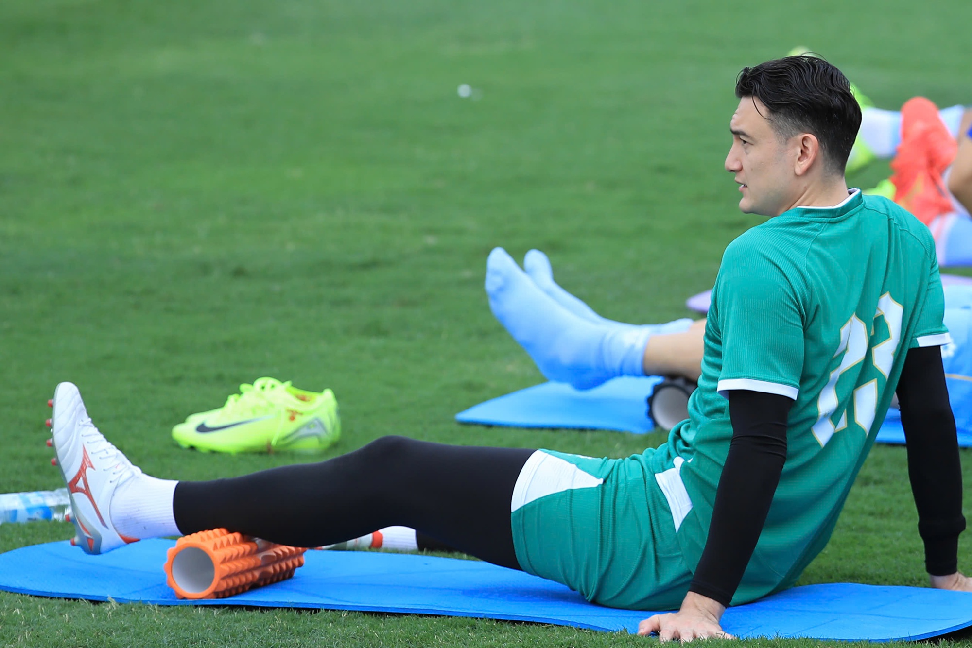 Trung Kiên đọ visual với Văn Lâm: Đúng chuẩn tuyển Việt Nam, cứ thủ môn là đẹp trai- Ảnh 2.